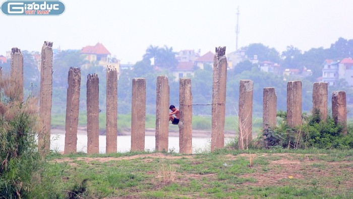 "Luyện công" trước khi tắm ở sông Hồng giữa giá rét